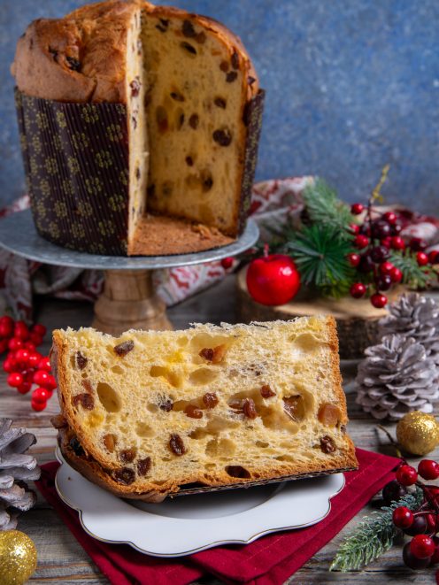Panettone tagliato a fetta con uvetta e scorze candite, alveolatura soffice ben visibile