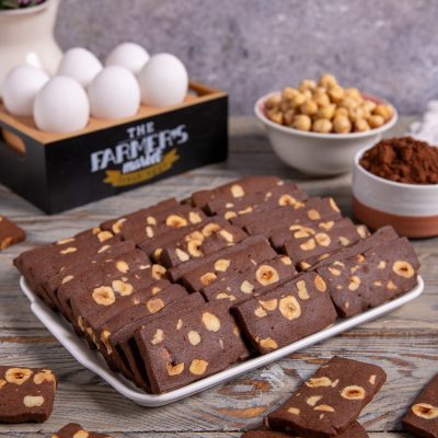 Tegoline cacao e nocciole tagliate a fette e disposte su un piatto rettangolare