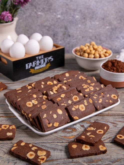 Tegoline cacao e nocciole tagliate a fette e disposte su un piatto rettangolare