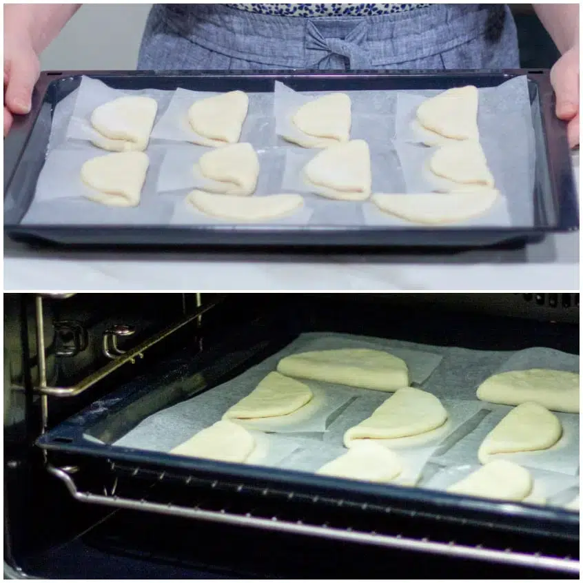 Bao buns gonfi e leggeri disposti ben distanziati sulla teglia durante la lievitazione