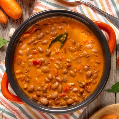 Zuppa di fagioli borlotti con pomodoro e alloro in brodo denso e saporito