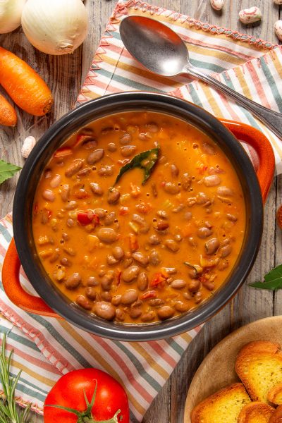 Zuppa di fagioli borlotti con pomodoro e alloro in brodo denso e saporito