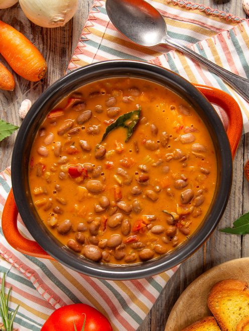 Zuppa di fagioli borlotti con pomodoro e alloro in brodo denso e saporito