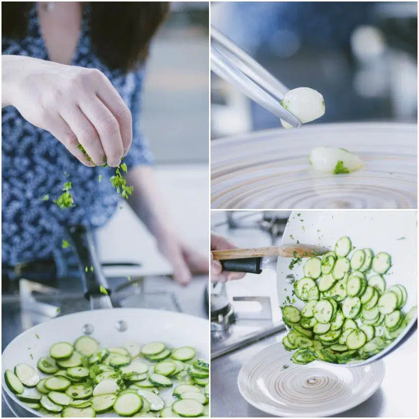 Zucchine a rondelle saltate in padella con prezzemolo tritato, poi trasferite su un piatto