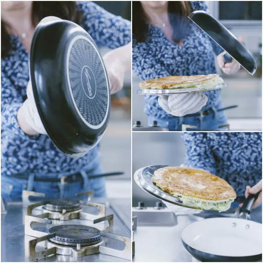 Frittata di albumi e zucchine capovolta sul coperchio prima di scivolare in padella