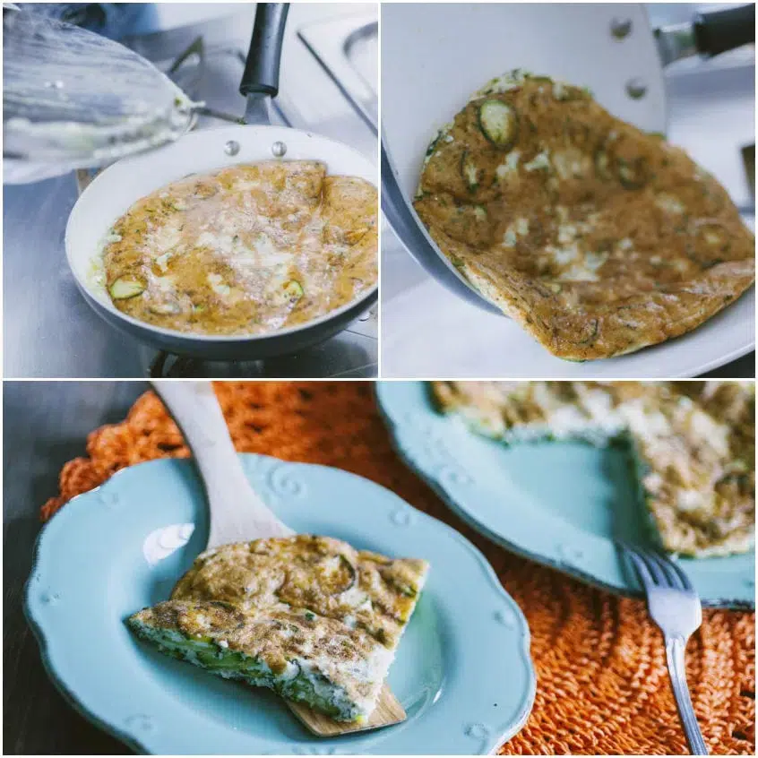 Frittata di albumi e zucchine in cottura in padella, poi capovolta e servita a fette
