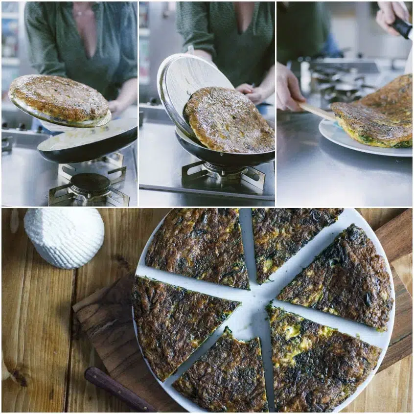 Frittata di spinaci e ricotta capovolta in padella, dorata su entrambi i lati
