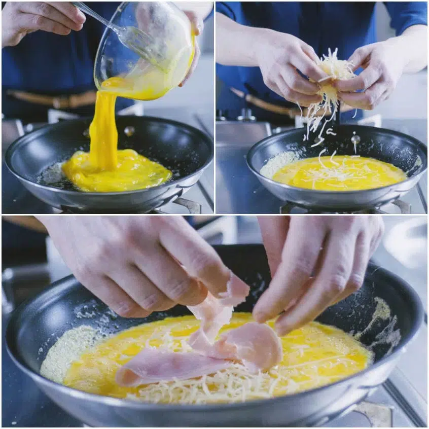 Uova sbattute versate in padella, poi formaggio grattugiato e prosciutto adagiati sull'omelette semiliquida