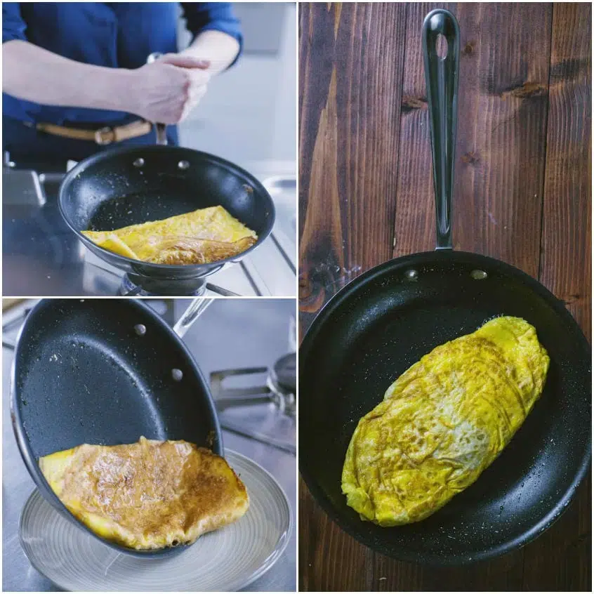 Omelette ripiegata che viene rovesciata dal padellino sul piatto con un gesto deciso