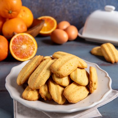 Biscotti all'arancia dorati e fragranti serviti in abbondanza su un piatto