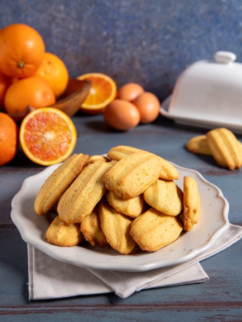 Biscotti all'arancia dorati e fragranti serviti in abbondanza su un piatto