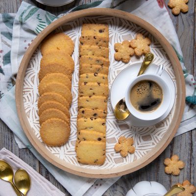 Biscotti senza glutine rotondi e con gocce di cioccolato serviti con una tazzina di caffè espresso