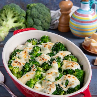 Broccoli al forno gratinati con besciamella dorata e formaggio filante