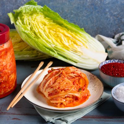 Kimchi di cavolo napa con pasta di peperoncino, servito con bacchette