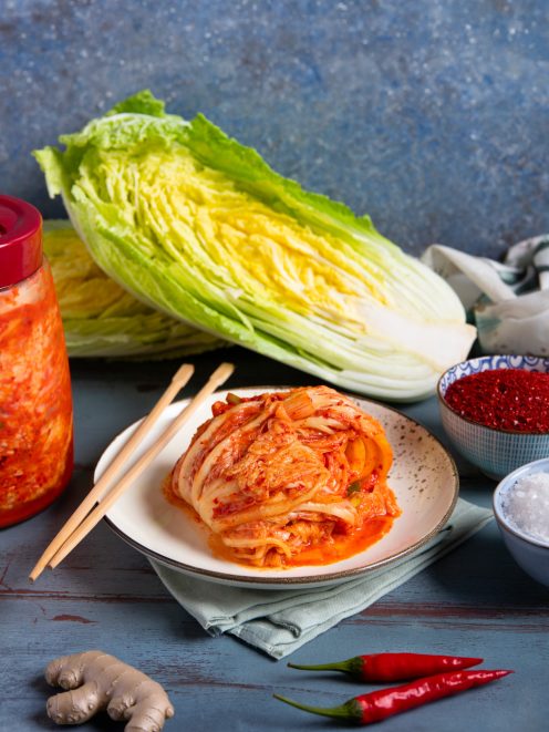 Kimchi di cavolo napa con pasta di peperoncino, servito con bacchette