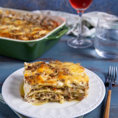 Lasagna bianca con strati di ragù e besciamella gratinata, servita a fetta