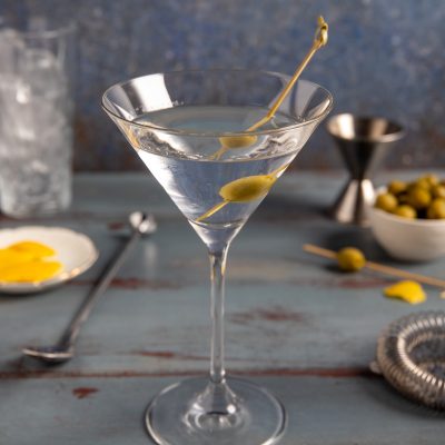 Martini Dry servito con due olive verdi infilzate su uno stuzzicadenti