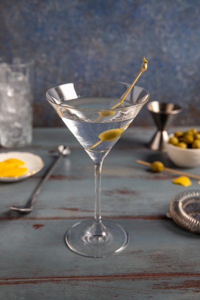 Martini Dry servito con due olive verdi infilzate su uno stuzzicadenti