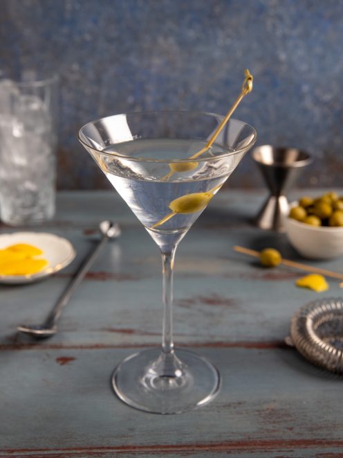 Martini Dry servito con due olive verdi infilzate su uno stuzzicadenti