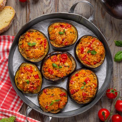Melanzane gratinate ripiene di pomodorini, pangrattato e basilico fresco