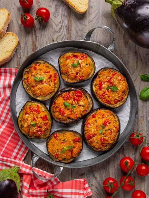 Melanzane gratinate ripiene di pomodorini, pangrattato e basilico fresco