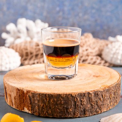 Moretta fanese servita in un bicchierino con strati di liquore e caffè ben distinti
