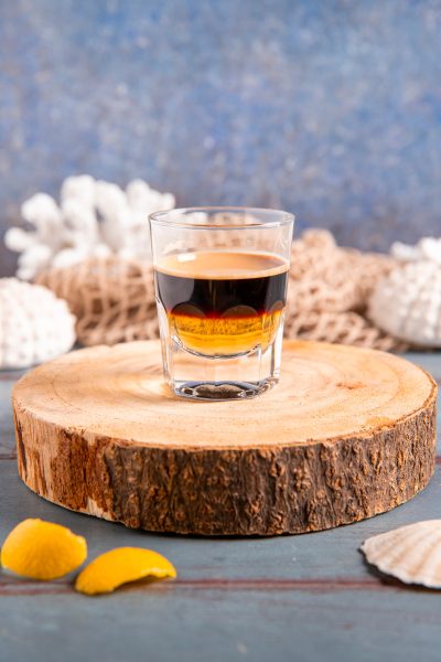 Moretta fanese servita in un bicchierino con strati di liquore e caffè ben distinti