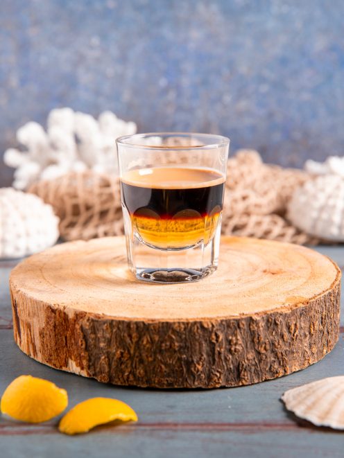 Moretta fanese servita in un bicchierino con strati di liquore e caffè ben distinti