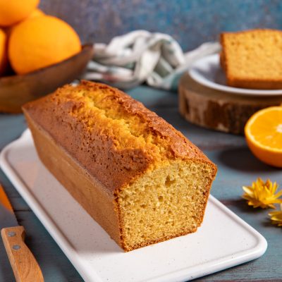 Plumcake all'arancia affettato con la mollica soffice e dorata ben visibile