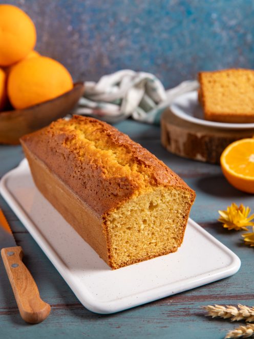 Plumcake all'arancia affettato con la mollica soffice e dorata ben visibile