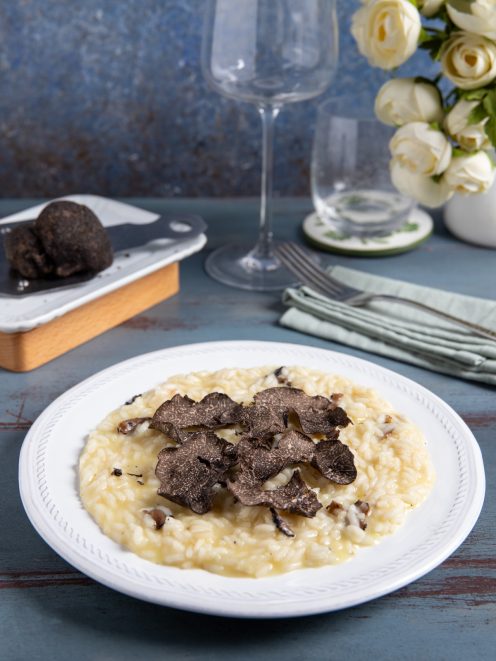 Risotto al tartufo mantecato e cremoso, coperto da generose lamelle di tartufo nero