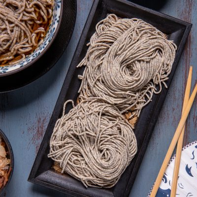 Soba noodles di grano saraceno arrotolati in nidi pronti da cuocere