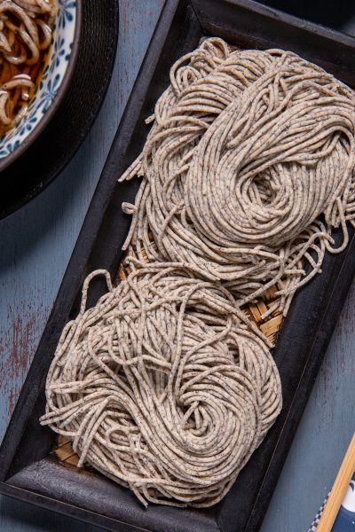 Soba noodles di grano saraceno arrotolati in nidi pronti da cuocere