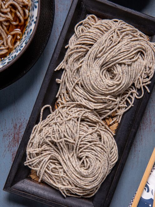 Soba noodles di grano saraceno arrotolati in nidi pronti da cuocere