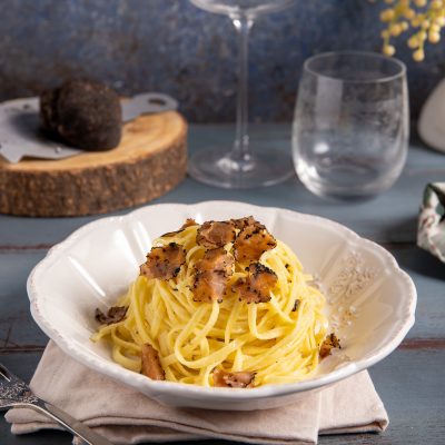 Tagliolini al tartufo con lamelle di tartufo nero fresco adagiate sulla pasta al burro