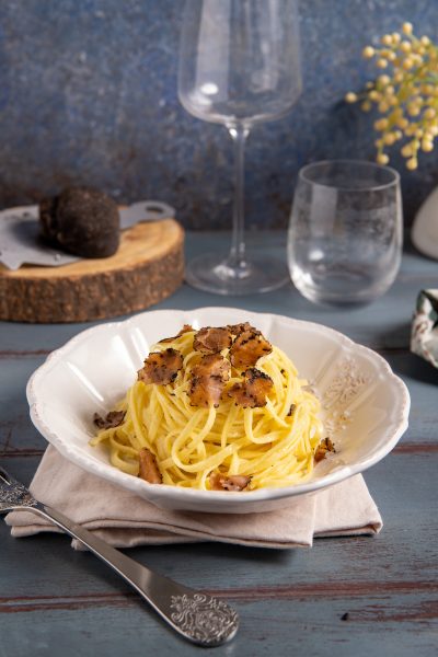 Tagliolini al tartufo con lamelle di tartufo nero fresco adagiate sulla pasta al burro