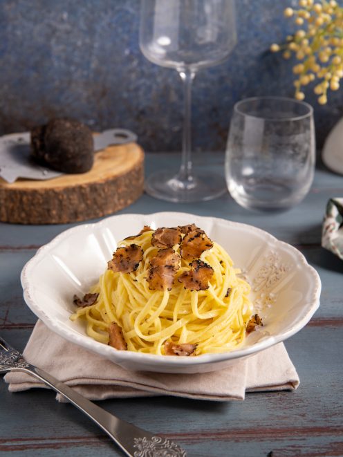 Tagliolini al tartufo con lamelle di tartufo nero fresco adagiate sulla pasta al burro