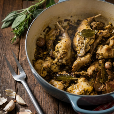 Coniglio alla ligure con olive, foglie di alloro e salsa alle erbe aromatiche