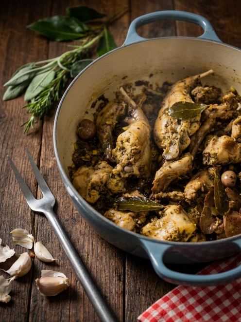 Coniglio alla ligure con olive, foglie di alloro e salsa alle erbe aromatiche