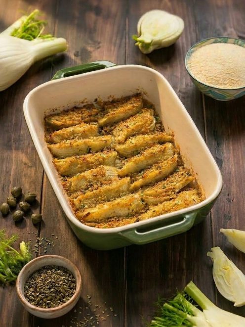 Finocchi gratinati al forno con crosticina dorata di pangrattato nella teglia da forno