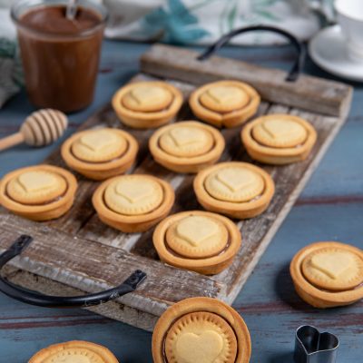 Nutella biscuits fatti in casa con cuore di pasta frolla e strato di crema al cioccolato
