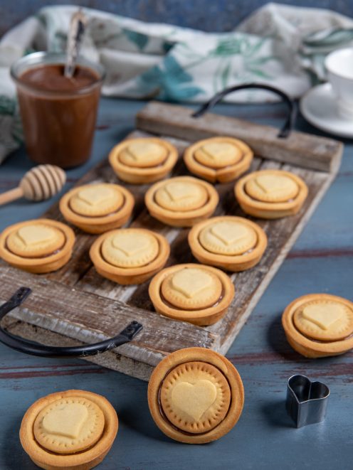 Nutella biscuits fatti in casa con cuore di pasta frolla e strato di crema al cioccolato