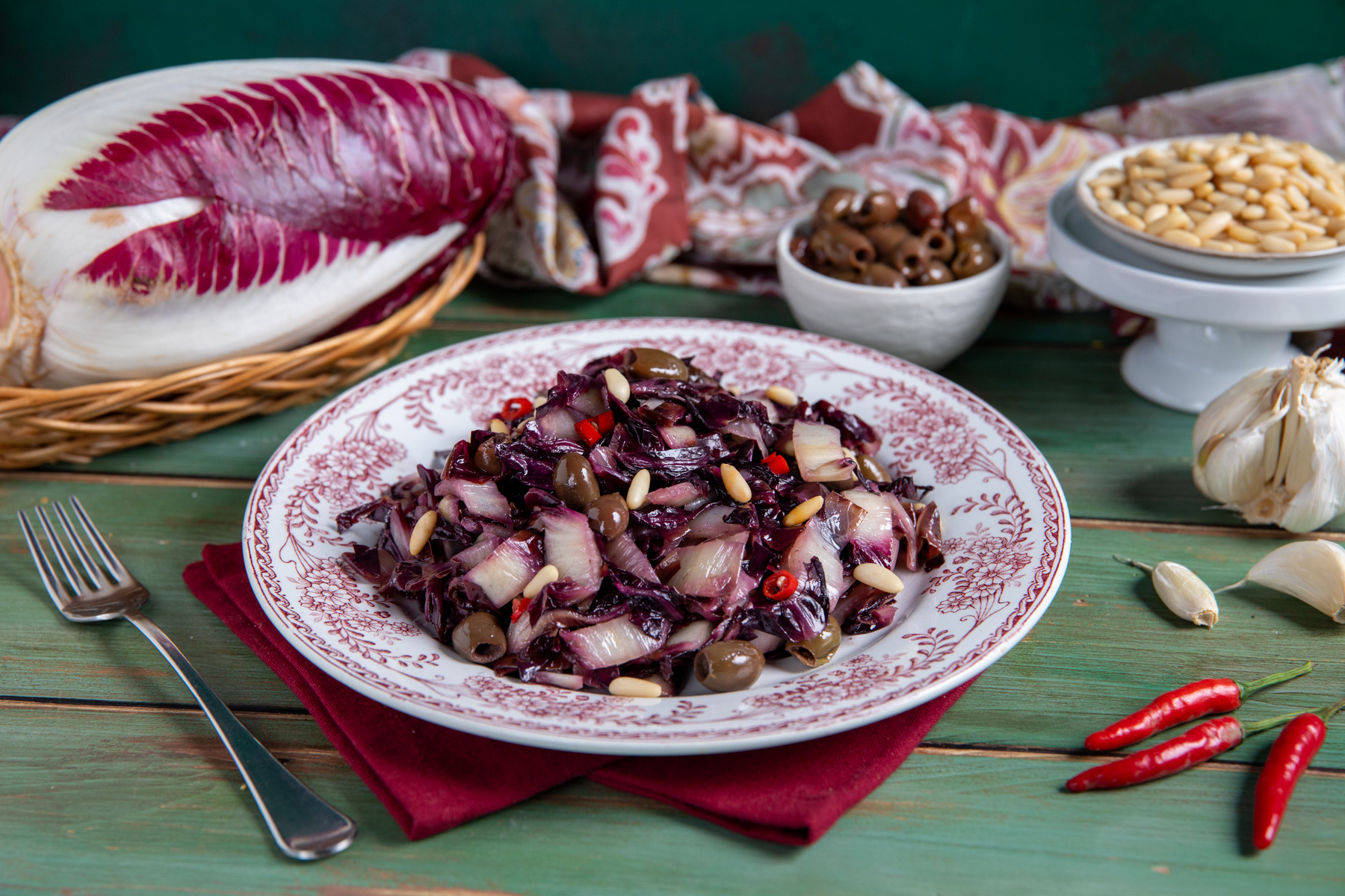 Radicchio saltato in padella con olive, pinoli tostati e pezzetti di peperoncino rosso