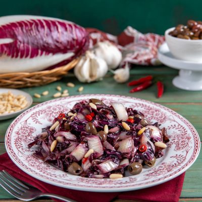 Radicchio in padella con olive, pinoli tostati e pezzetti di peperoncino rosso