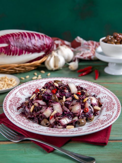 Radicchio in padella con olive, pinoli tostati e pezzetti di peperoncino rosso