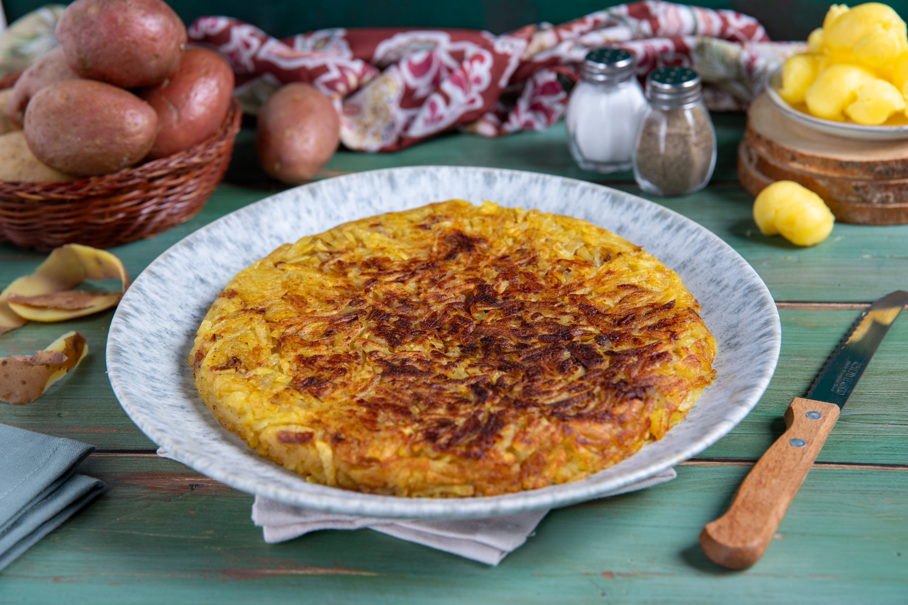 Rösti di patate grattugiate con superficie dorata e croccante, pronto da servire