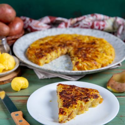 Rösti di patate con superficie dorata e croccante, servito a fette