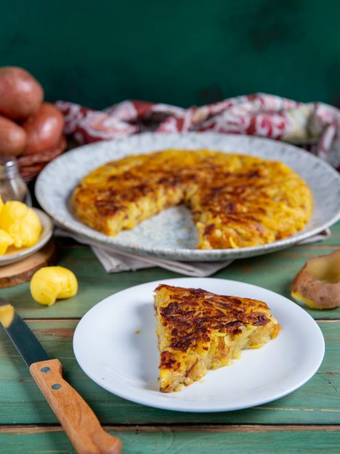 Rösti di patate con superficie dorata e croccante, servito a fette