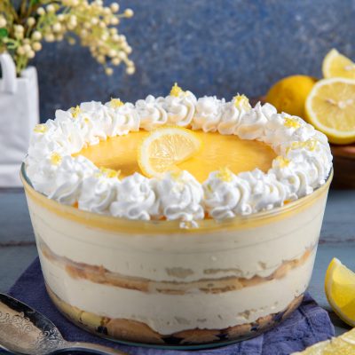 Tiramisù al limone a strati con crema, curd di limone, panna montata e fettine di limone