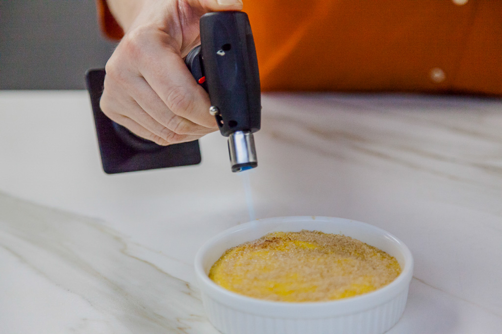 Cannello puntato sullo zucchero che si caramella in una cocotte